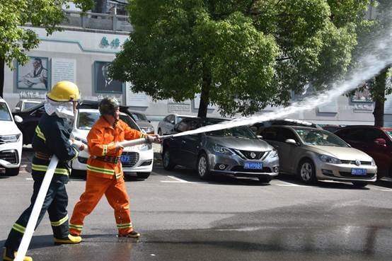 说明: C:\Users\Administrator\Desktop\锦溪校区消防应急、反恐防暴演练图片\DSC_0115.JPG