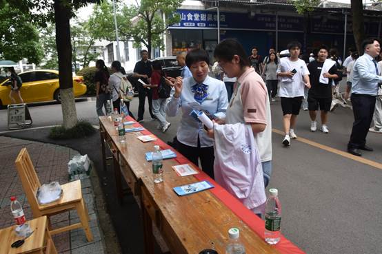 说明: C:\Users\Administrator\Desktop\远离毒品、反洗钱宣传图片\DSC_2598.JPG